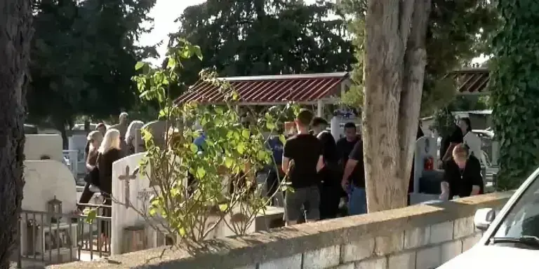 Χαλκιδική: «Όση λάσπη και να πετάξουν, εγώ θα είμαι όρθιος» λέει ο πατέρας του Γιάννη – Θρήνος και οργή στο μνημόσυνο