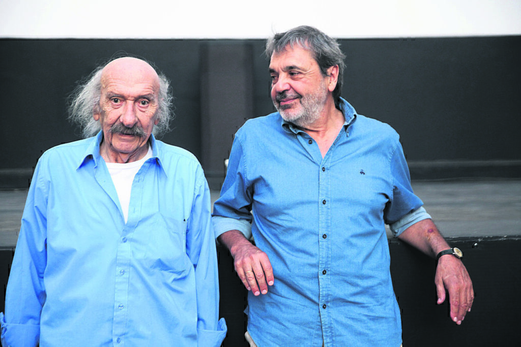 Η «Εξέλιξη» πατέρα και γιου – Τι λένε στον «Ε.Τ ο σκηνοθέτης Περικλής Χούρσογλου και ο βραβευμένος Βασίλης Κολοβός