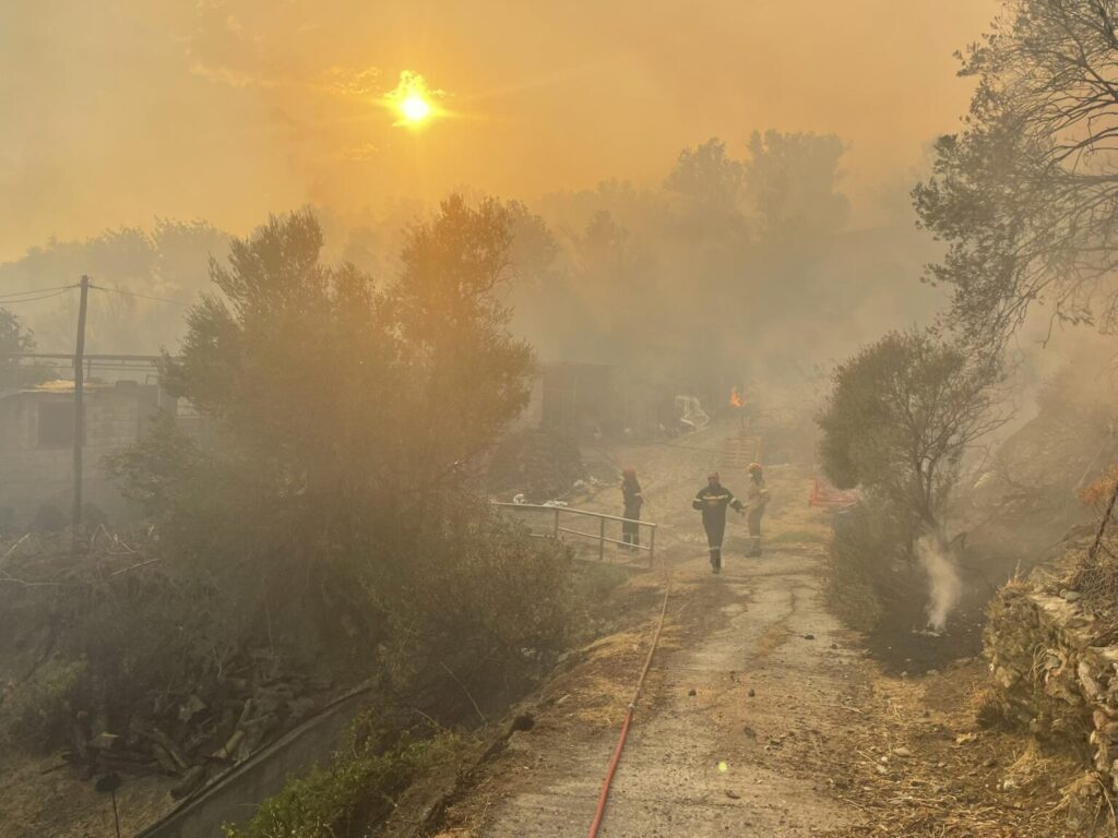 Φωτιά στο Ρέθυμνο: Μπαράζ μηνυμάτων του 112 – Ενισχύονται οι δυνάμεις πυρόσβεσης – Mεταβαίνει στο σημείο ο Κικίλιας