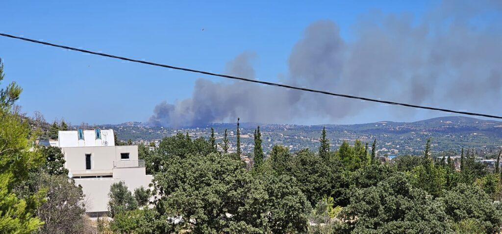 Μεγάλη φωτιά στον Βαρνάβα Αττικής: Μήνυμα του 112 για εκκένωση – 12 εναέρια στη μάχη