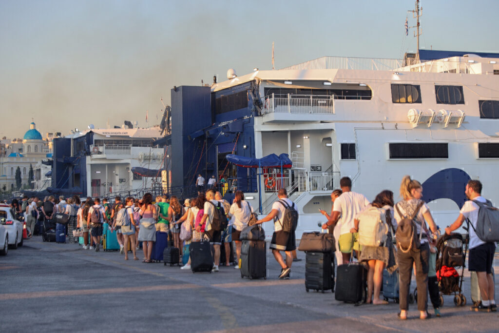 Αδειάζουν οι πόλεις, γεμίζουν οι παραλίες – Πάνω από 1,3 εκατ. επιβάτες έχουν ταξιδέψει από τα