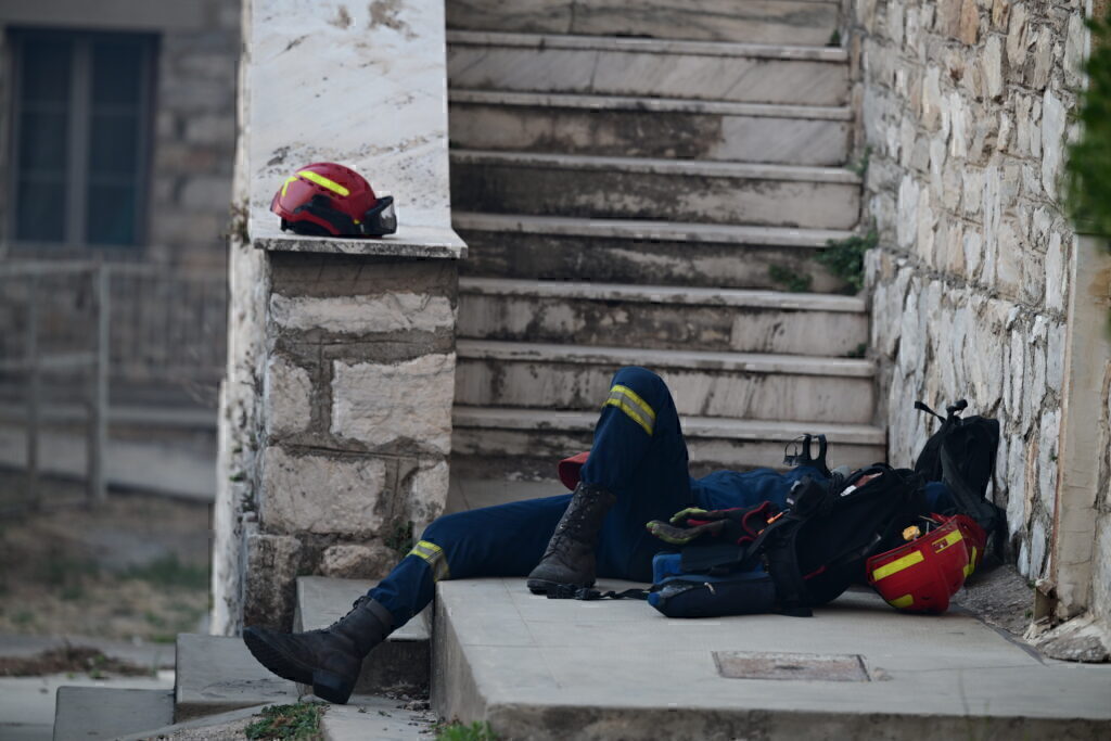 Η συγκλονιστική φωτογραφία του εξαντλημένου πυροσβέστη στη φωτιά της Βαρνάβας