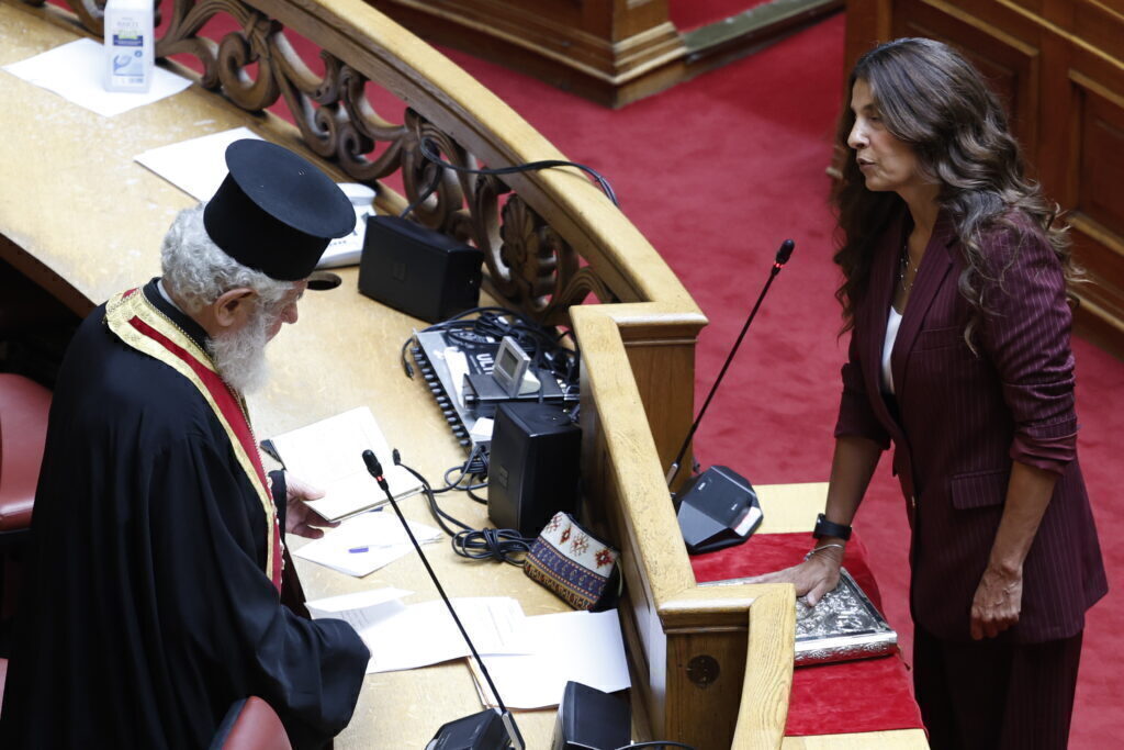 Βουλή: Ορκίστηκε η Πόπη Τσαπανίδου – Τι μήνυμα έστειλε στις φήμες περί διαγραφής της