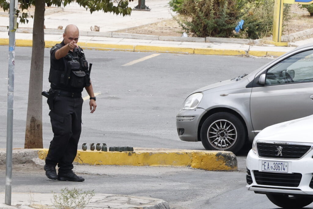Κερατσίνι: Συνελήφθη 27χρονος για το περιστατικό με τις χειροβομβίδες – «Τις είχα για προσωπι