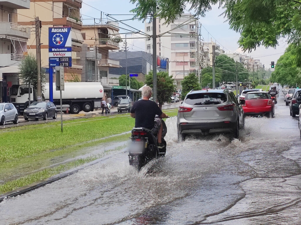 Καιρός: Πλημμύρες και δρόμοι ποτάμια στην Αττική – Τι θα γίνει τις επόμενες ώρες