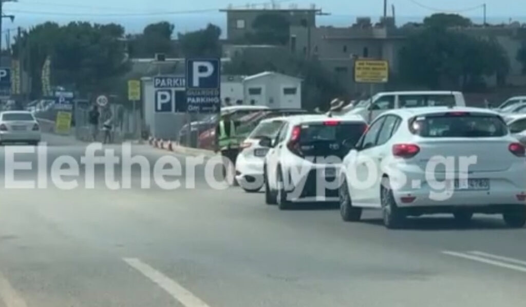 Κρήτη: Kράχτες – παρκαδόροι στο Ελαφονήσι ορμούν μπροστά στα αυτοκίνητα για να πιάσουν πελάτες