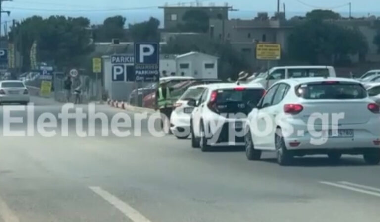 Κρήτη: Kράχτες – παρκαδόροι στο Ελαφονήσι ορμούν μπροστά στα αυτοκίνητα για να πιάσουν πελάτες