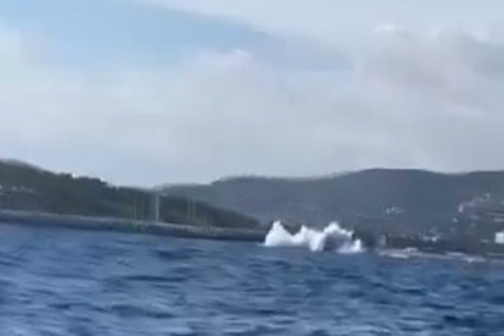 Συναγερμός στη Γαλλία: Αεροπλάνο επιδείξεων έπεσε στη θάλασσα, αγνοείται ο πιλότος – Η στιγμή 