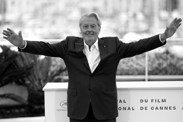 Σε κλίμα οδύνης τελέστηκε το απόγευμα του Σαββάτου (24/8) η κηδεία του Γάλλου ζεν πρεμιέ, Αλέν Ντελόν. Συγγενείς, φίλοι και θαυμαστές κατέφθασαν στην εξοχική του κατοικία για το τελευταίο «αντίο».