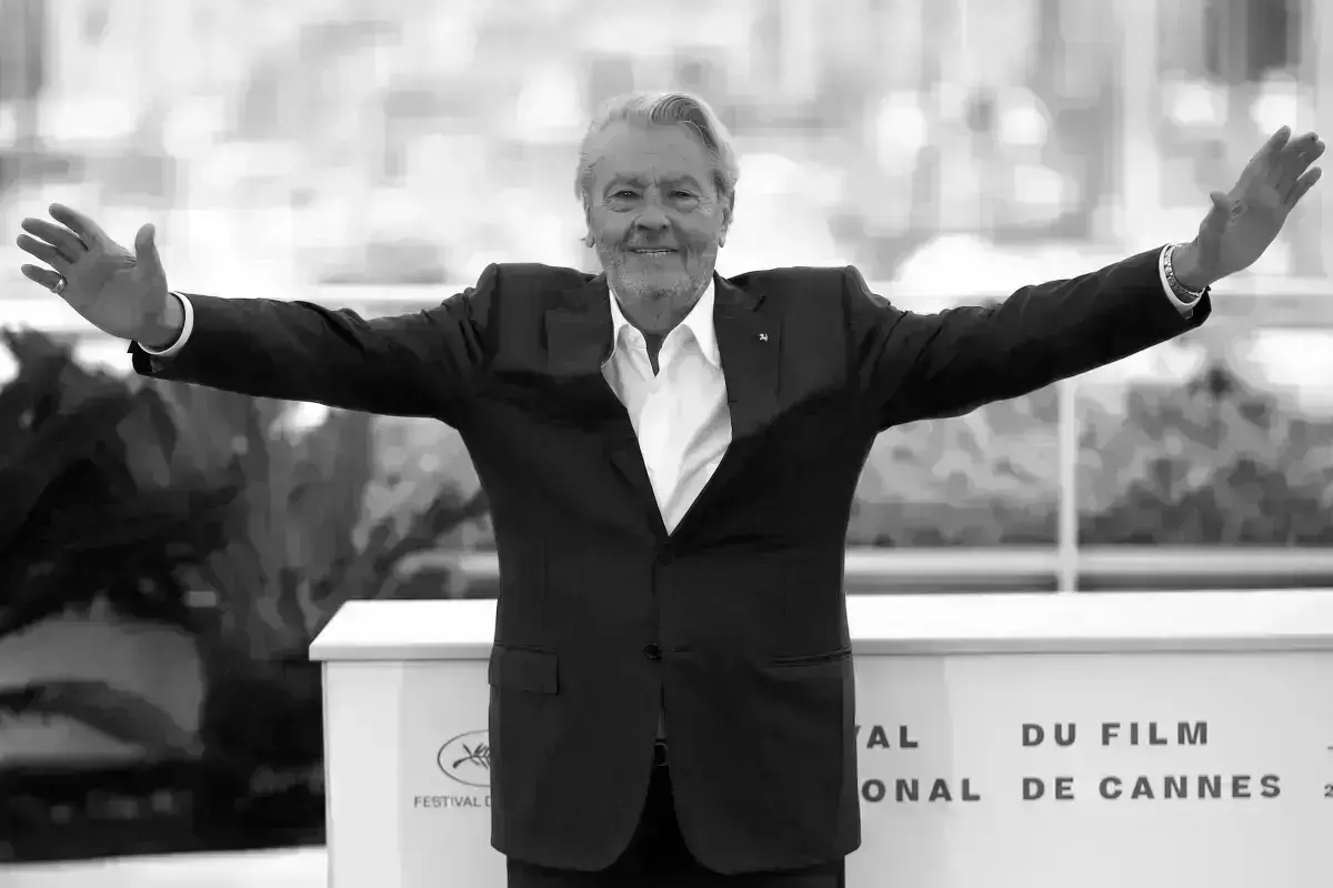 Σε κλίμα οδύνης τελέστηκε το απόγευμα του Σαββάτου (24/8) η κηδεία του Γάλλου ζεν πρεμιέ, Αλέν Ντελόν. Συγγενείς, φίλοι και θαυμαστές κατέφθασαν στην εξοχική του κατοικία για το τελευταίο «αντίο».