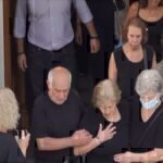 «Ράγισαν καρδιές» στην κηδεία του 48χρονου που πέθανε μετά από τσίμπημα αράχνης – Τραγικές φιγούρες μητέρα και αδερφή [βίντεο]