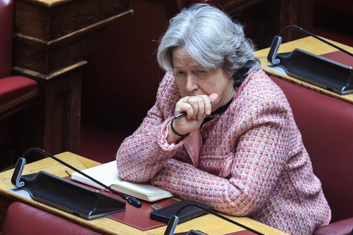 Απάντηση στον Στέφανο Κασσελάκη δίνει με ανακοίνωσή της η Αθηνά Λινού, την οποία ο πρόεδρος του ΣΥΡΙΖΑ προέτρεψε να παραιτηθεί και να παραδώσει την έδρα της.