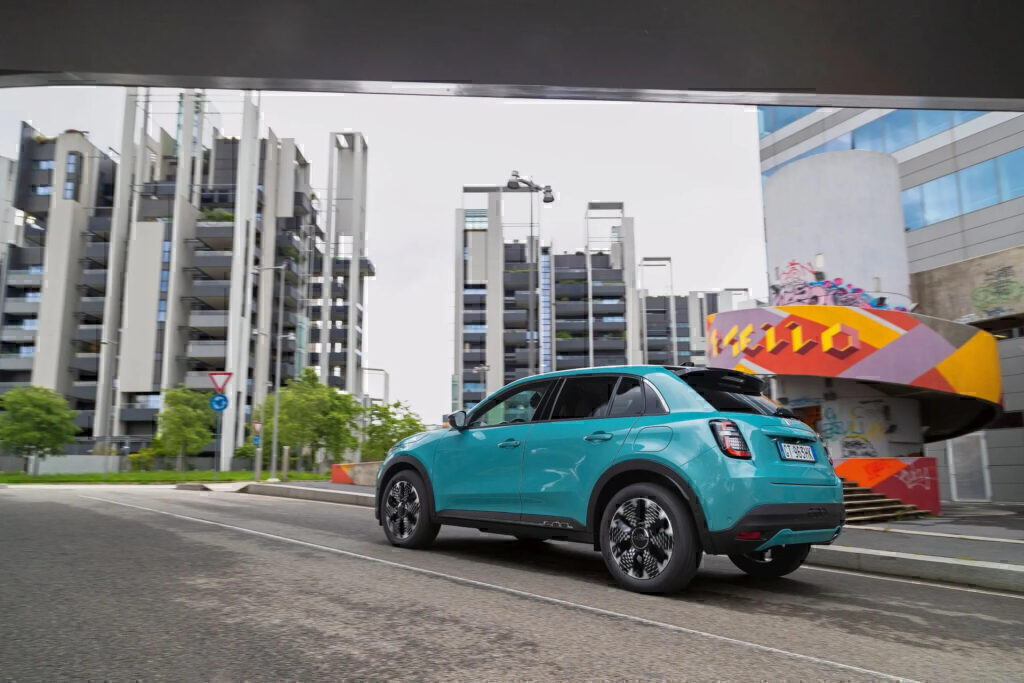 Πρώτες εντυπώσεις από το Fiat 600 Hybrid: Ρεαλιστική πρόταση