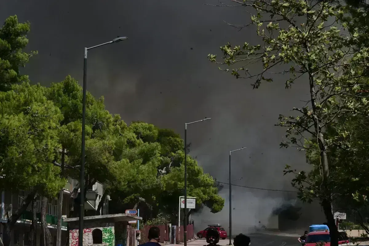 Φωτιά στην Αττική: Χαραμάδα αισιοδοξίας από τον Κολυδά – Πότε θα κοπάσουν οι άνεμοι [βίντεο]