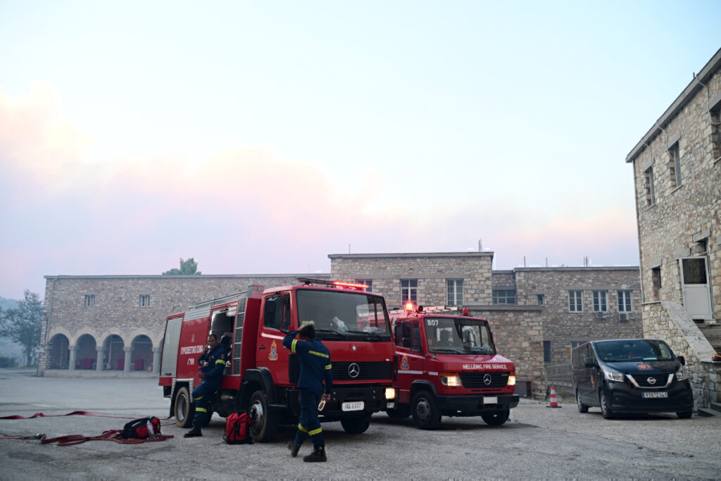 Φωτιά στην Αττική: 29 παιδιά απομακρύνθηκαν από το Παίδων Πεντέλης – 5 άτομα νοσηλεύονται στο Σισμαν