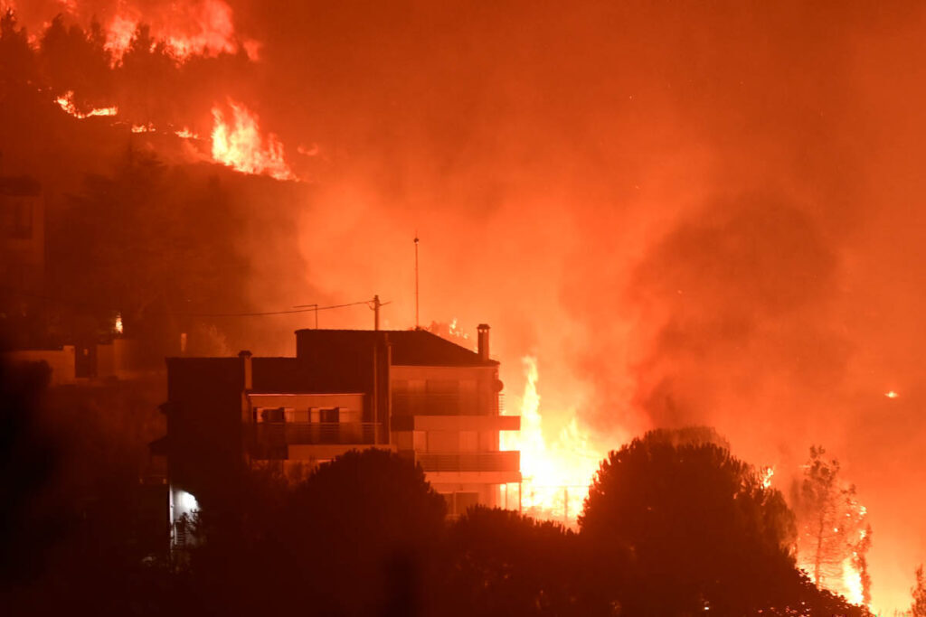 Φωτιά στον Βαρνάβα: Καίγονται ακόμα σπίτια – Τι λέει ο πρόεδρος της κοινότητας