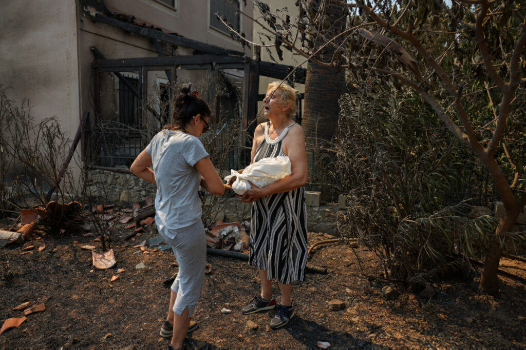 Φωτιά στην Αττική: Καμένη γη και στάχτες – Οι συγκλονιστικές φωτογραφίες του Reuters