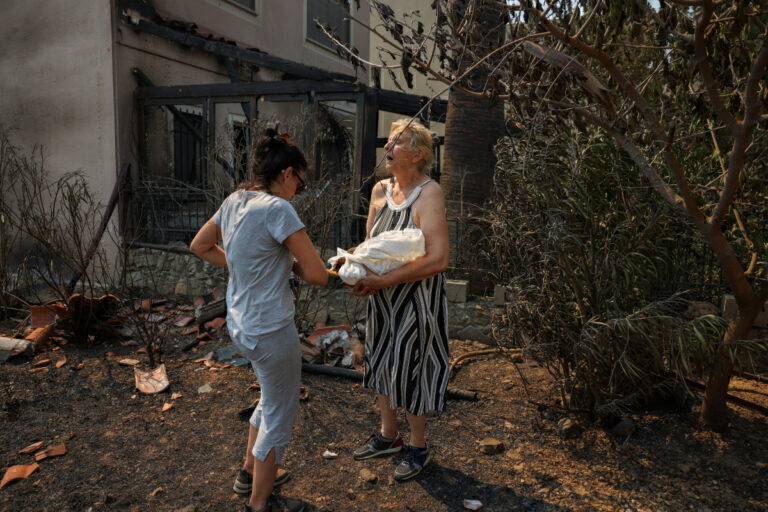 Φωτιά στην Αττική: Καμένη γη και στάχτες – Οι συγκλονιστικές φωτογραφίες του Reuters