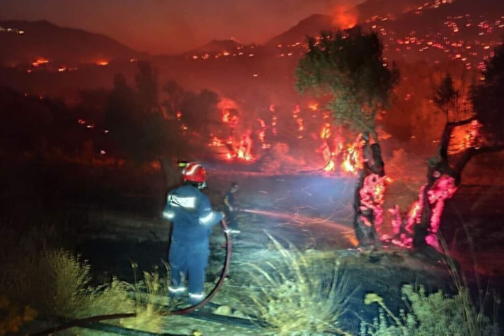 Ώρες αγωνίας για την μεγάλη φωτιά στο Ρέθυμνο – Συνεχίζει και καίει ακατάπαυστα