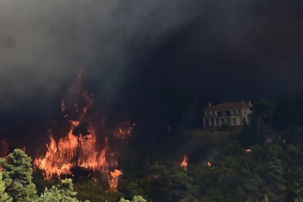 Μήνυμα του 112 για τον οικισμό Ανατολή: Εκκένωση προς Νέα Μάκρη