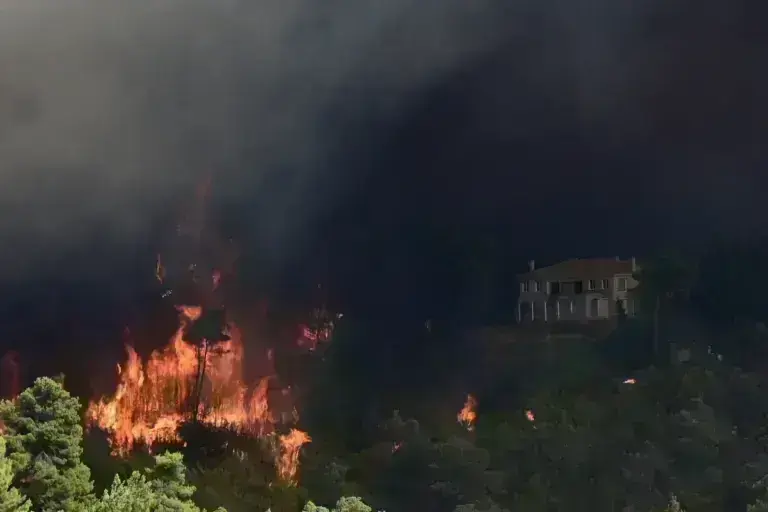 Μήνυμα του 112 για τον οικισμό Ανατολή: Εκκένωση προς Νέα Μάκρη