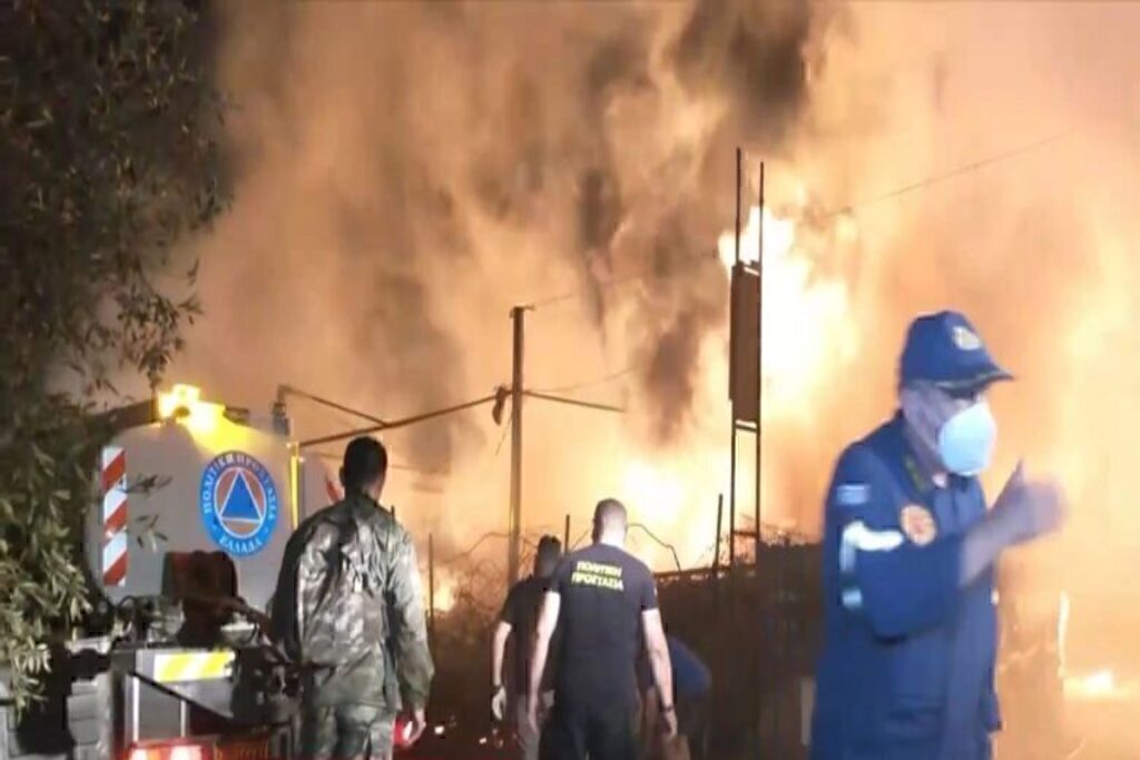 Φωτιά στην Αττική: Στις φλόγες εργοστάσιο ξυλείας στο Γέρακα – Απόκοσμες εικόνες