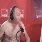 Γαλλία: Ο μπλε Διόνυσος των Ολυμπιακών Αγώνων εμφανίστηκε γυμνός στο… ραδιόφωνο – Το βίντεο που προκάλεσε σούσουρο