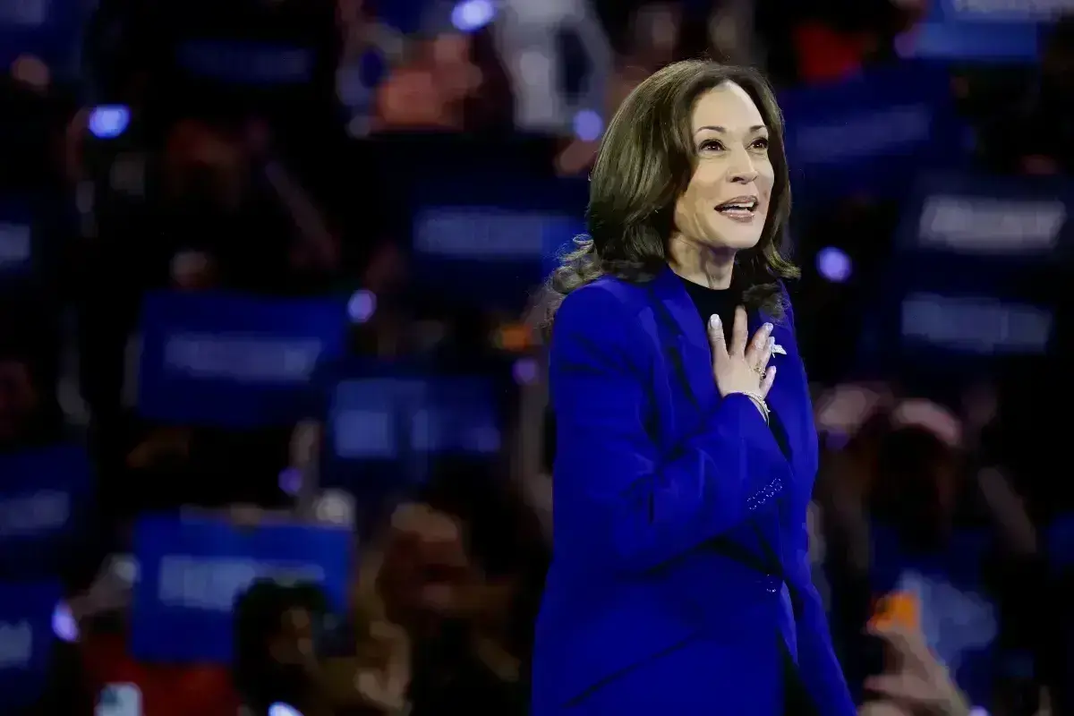 ΗΠΑ: Η Κάμαλα Χάρις είναι και επίσημα η υποψήφια των Δημοκρατικών – Ξεσήκωσε το πλήθος στο συνέδριο το ζεύγος Ομπάμα