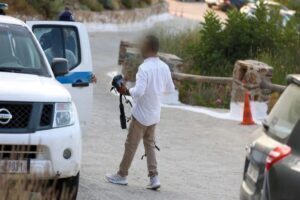 Κασσελάκης-Μακμπέθ: Γάμος με... συλλήψεις - Χειροπέδες σε δύο ρεπόρτερ επειδή σήκωσαν drone