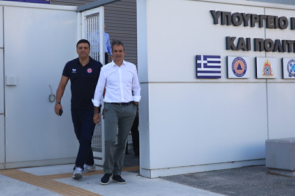 Στο Συντονιστικό Επιχειρησιακό Κέντρο ο Κυριάκος Μητσοτάκης – Ενημερώθηκε για την εξέλιξη της 