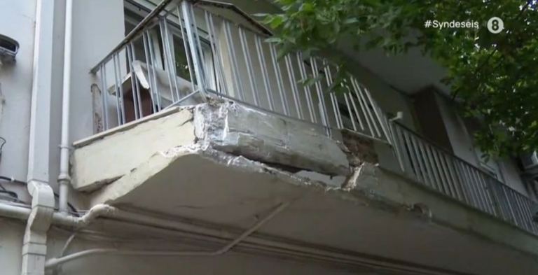 Φορτηγό παρέσυρε… μπαλκόνι στη Θεσσαλονίκη [βίντεο]