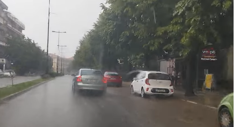 Μεγάλη κακοκαιρία στα Ιωάννινα: Πλημμύρες και ζημιές – Κολώνα της ΔΕΗ κατέληξε σε μπαλκόνι σπιτιού [βίντεο]
