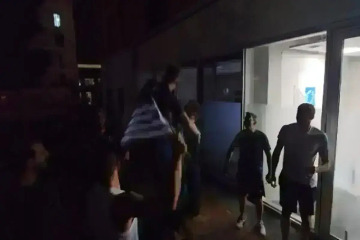 Ολυμπιακοί Αγώνες 2024: Αποθεώθηκε στο Ολυμπιακό Χωριό ο Πετρούνιας - Οι παίκτες της εθνικής πόλο τον σήκωσαν στον αέρα