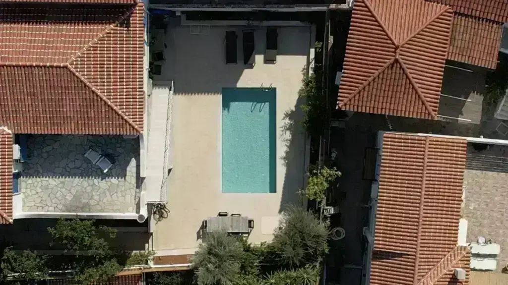 «Βράζουν» στις Σπέτσες με τον Κασσελάκη