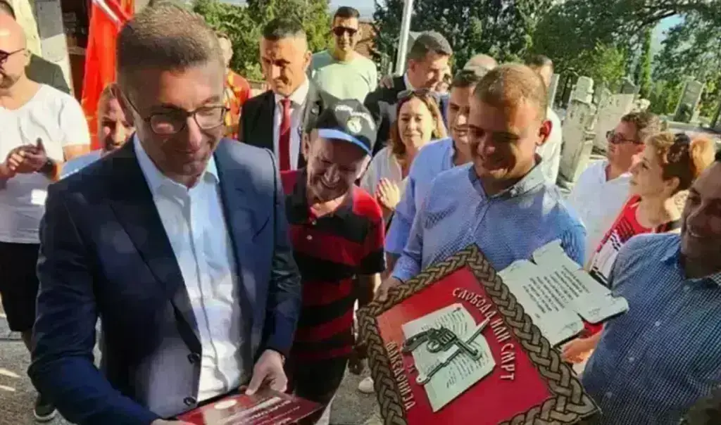 Σκόπια: Συνεχίζει τις προκλήσεις ο Μίτσκοσκι – Φωτογραφήθηκε με φόντο τον Ήλιο της Βεργίνας και μίλησε για «Μακεδονία»
