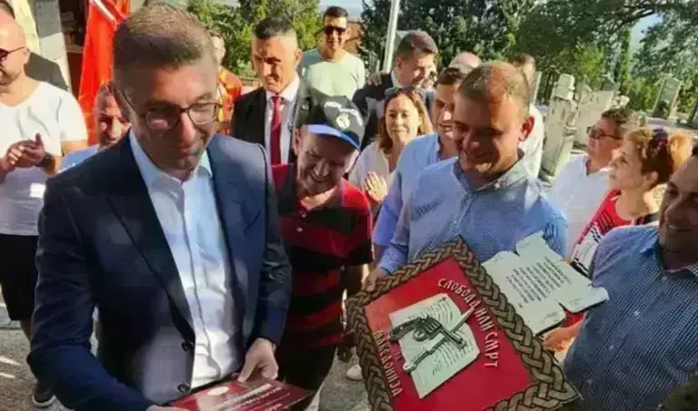 Σκόπια: Συνεχίζει τις προκλήσεις ο Μίτσκοσκι – Φωτογραφήθηκε με φόντο τον Ήλιο της Βεργίνας και μίλησε για «Μακεδονία»