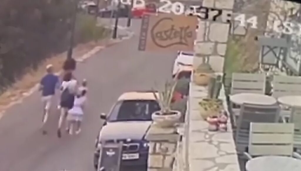Τρόμος για οικογένεια στη Ναύπακτο: Γλίτωσαν για λίγα δευτερόλεπτα απο πεύκο που έπεσε στον δρόμο