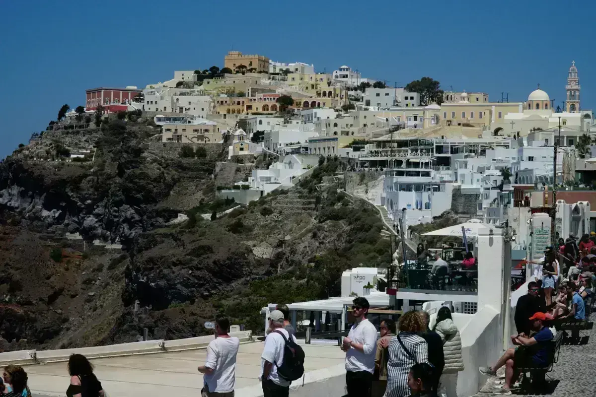 Σαντορίνη: «Μπλόκο» στον υπερτουρισμό με μοντέλο Βενετίας -Με εισιτήριο 10 ευρώ θα μπαίνουν οι επιβάτες των κρουαζιερόπλοιων