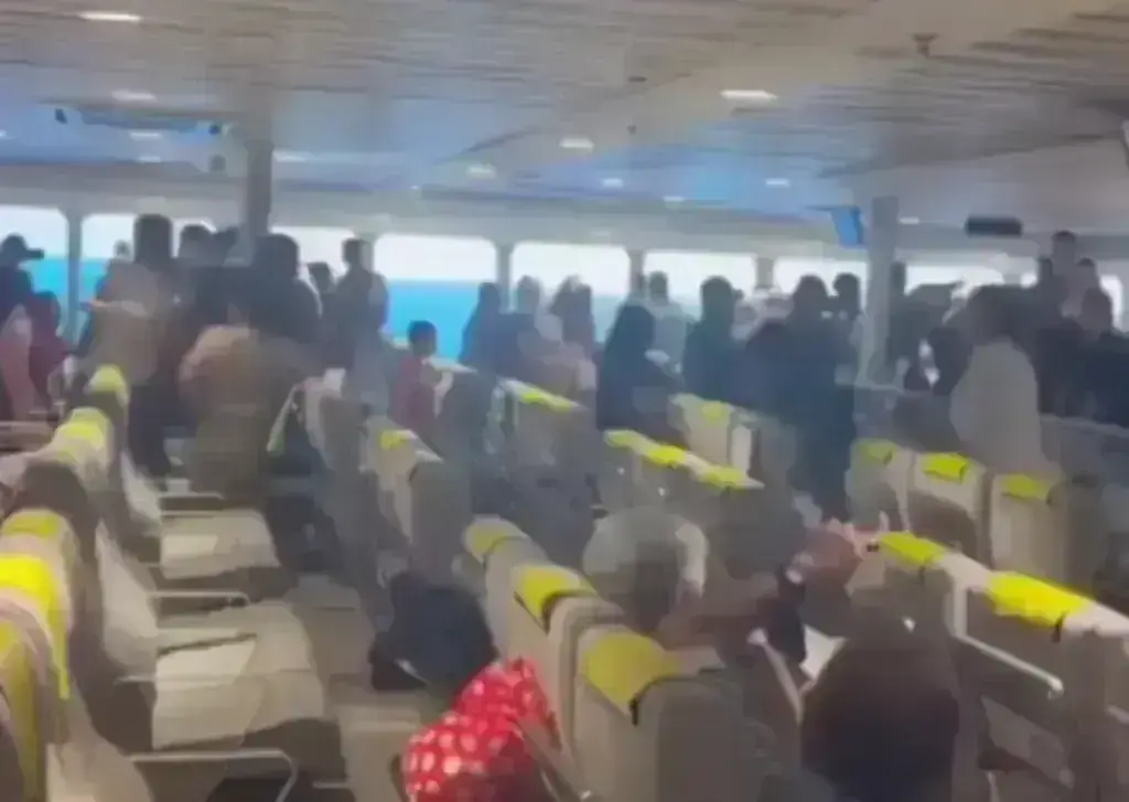 Βίντεο από την άγρια συμπλοκή στο πλοίο με προορισμό τη Ραφήνα – 14 συλλήψεις
