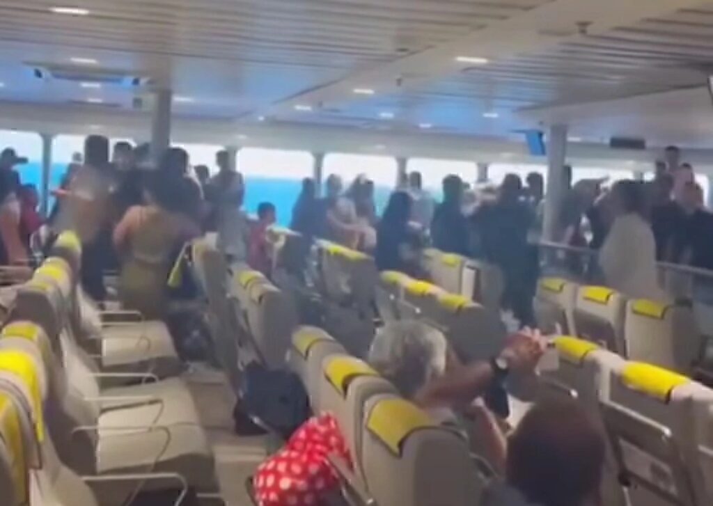 Άγρια συμπλοκή σε πλοίο: Στον εισαγγελέα Σύρου οι 11 επιβάτες, μετά τα χθεσινά επεισόδια