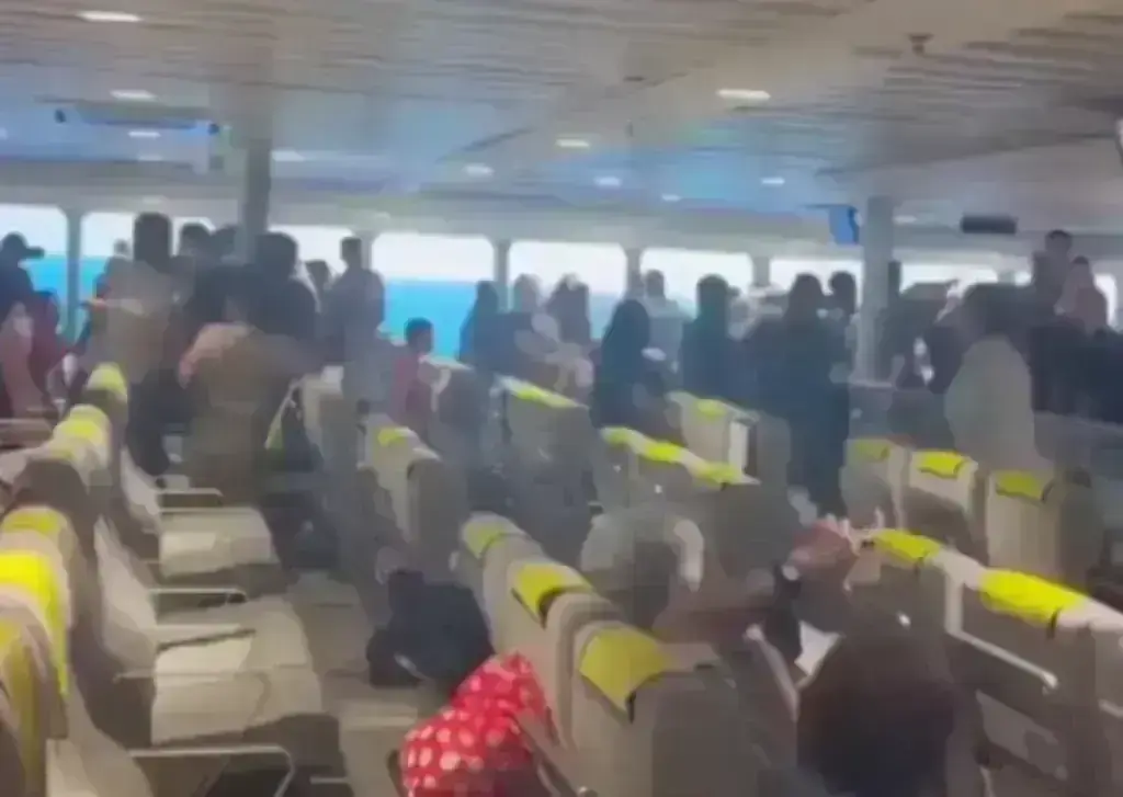 Άγρια συμπλοκή σε πλοίο: Στον εισαγγελέα Σύρου οι 11 επιβάτες, μετά τα χθεσινά επεισόδια