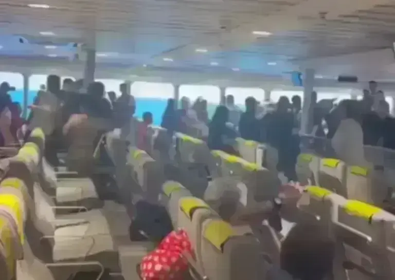 Άγρια συμπλοκή σε πλοίο: Στον εισαγγελέα Σύρου οι 11 επιβάτες, μετά τα χθεσινά επεισόδια