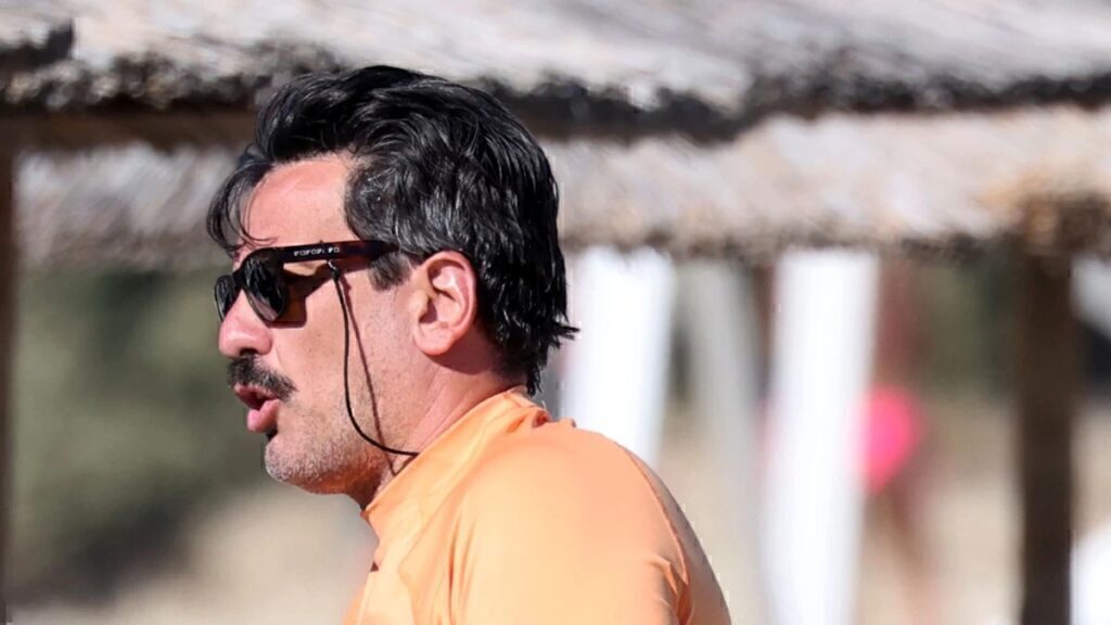 Θάνος Κιούσης: Σε παραλία της Μυκόνου με την σύζυγό του και τα παιδιά τους – Το σώμα της 27χρο