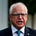 Η Κάμαλα Χάρις επιλέγει τον Τιμ Γουόλς ως υποψήφιο αντιπρόεδρο