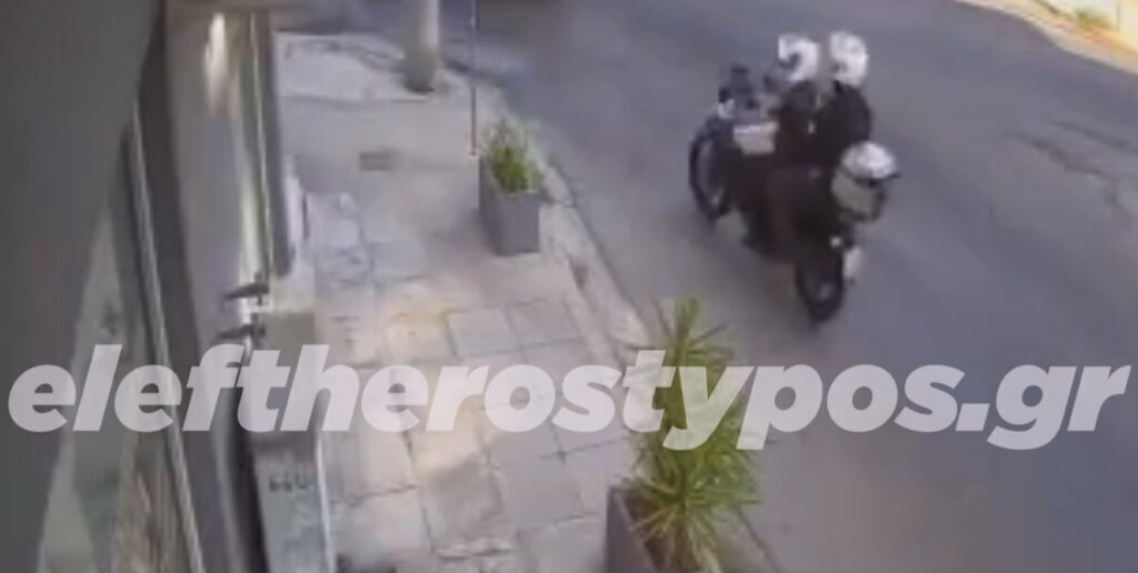 Κερατσίνι: Βίντεο – ντοκουμέντο από την καταδίωξη και την στιγμή που αστυνομικοί βρίσκουν την τσάντα με τις χειροβομβίδες