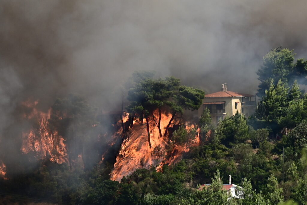 Μεγάλη φωτιά κοντά σε σπίτια στον Βαρνάβα – Μέτωπα και σε Μέγαρα, Φιλιάτες και Λαγκαδά