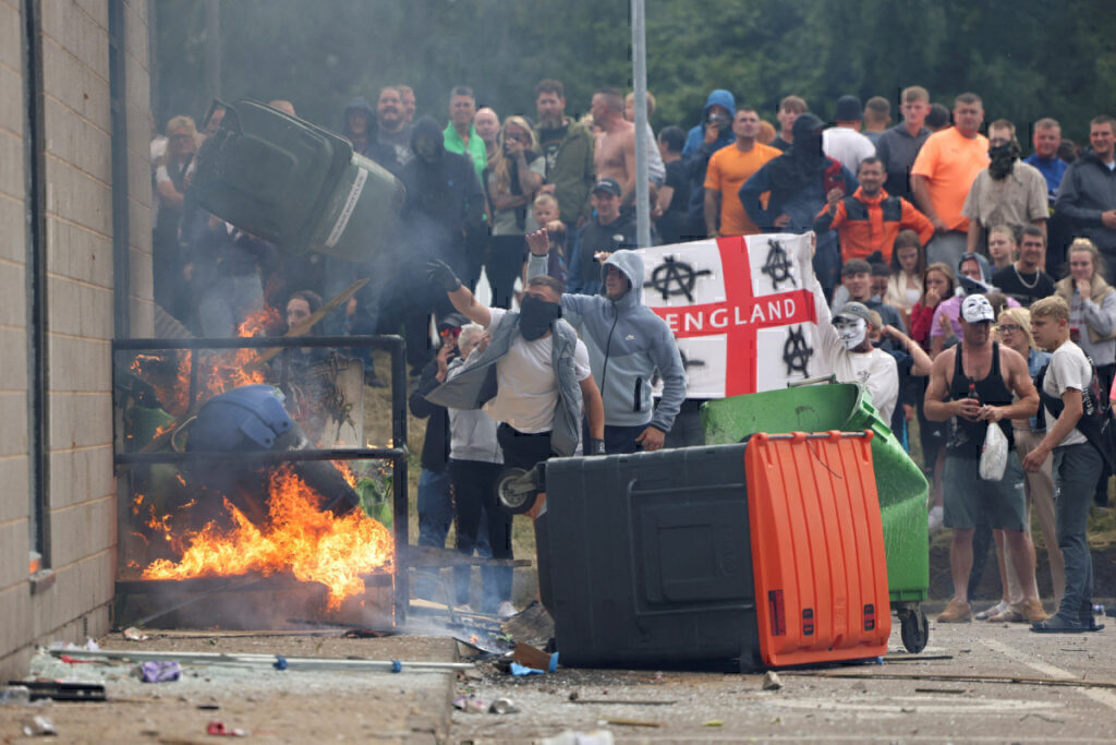 Βρετανία-ταραχές: Ποινή φυλάκισης 20 μηνών σε 28χρονο για υποκίνηση φυλετικού μίσους μέσω του διαδικτύου