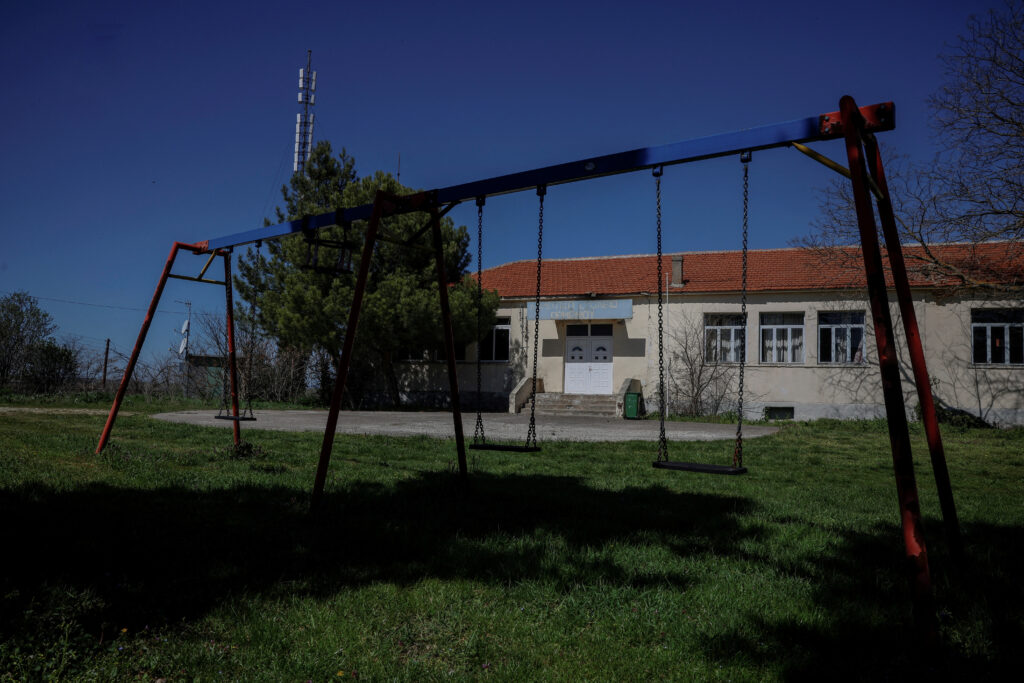 Reuters: Η Ελλάδα προσφέρει παροχές και φορολογικές ελαφρύνσεις για να αντιστρέψει το μειωμένο ποσο