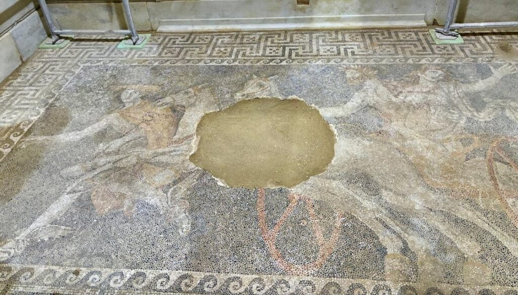 Τύμβος Καστά: Στηρίχθηκε η θόλος – Αποκαθίσταται το ψηφιδωτό της Περσεφόνης