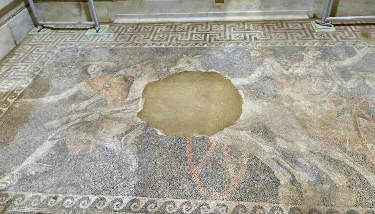 Τύμβος Καστά: Στηρίχθηκε η θόλος – Αποκαθίσταται το ψηφιδωτό της Περσεφόνης